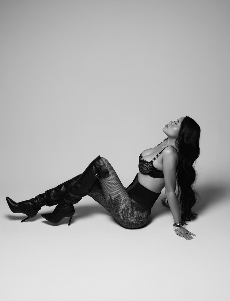 Retrato em preto e branco de mulher em pose editorial